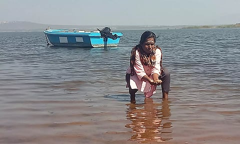 வைகை அணையை பாதுகாக்க வலியுறுத்தி போராட்டம் நடத்திய சமூக ஆர்வலரை படத்தில் காணலாம்.
