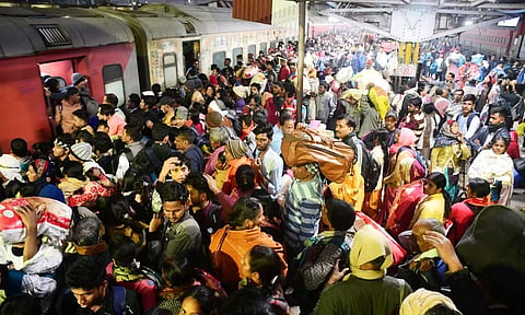 டெல்லி கூட்ட நெரிசல் விபத்து எதிரொலி: பீகார் ரெயில் நிலையங்களில் டிக்கெட் இல்லாமல் செல்லும் பயணிகளுக்கு தடை