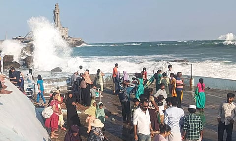 கன்னியாகுமரியில் 'திடீர்' கடல் சீற்றம்- ராட்சத அலைகள் எழுந்ததால் சுற்றுலா பயணிகள் அச்சம்