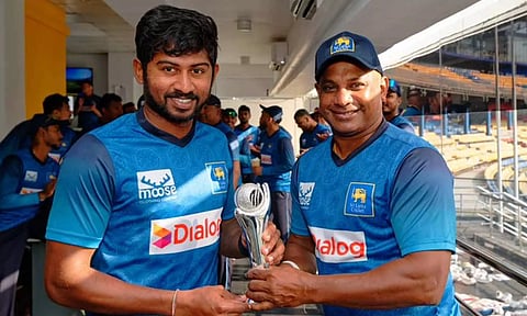 ஐசிசி விருதை சனத் ஜெயசூர்யாவிடம் இருந்து பெற்று கொண்ட கமிந்து மெண்டிஸ்