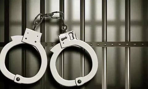 பள்ளி மாணவிகளுக்கு பாலியல் தொல்லை- போக்சோ சட்டத்தில் ஆசிரியர் கைது