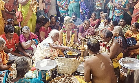 கொதிக்கும் நெய்யில் வெறும் கையால் அப்பம் சுட்டு அசத்திய 92 வயது மூதாட்டி