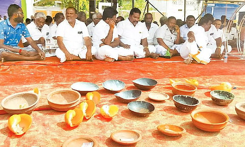 ராமேசுவரம் மீனவர்கள் திருவோடு ஏந்தி நூதன போராட்டம்: நாளை தீக்குளிக்க போவதாக அறிவிப்பு