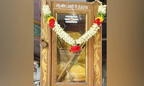 சிவன்மலை கோவில் ஆண்டவன் உத்தரவு பெட்டியில் கற்பூரம்-பிரம்பு வைத்து பூஜை