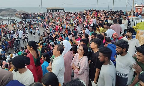 விடுமுறை நாளான இன்று கன்னியாகுமரியில் குவிந்த சுற்றுலா பயணிகள்
