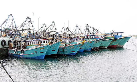 இலங்கை கடற்படையால் 14 பேர் சிறைபிடிப்பு- பாம்பனில் விசைப்படகு மீனவர்கள் வேலைநிறுத்த போராட்டம்