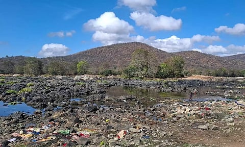நீர்வரத்து குறைந்ததால் பாறைகளாக காட்சியளிக்கும் ஒகேனக்கல்