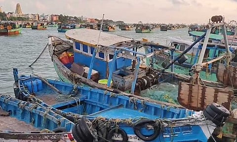 நெல்லை, தூத்துக்குடி மாவட்டங்களில் மீனவர்கள் 2-வது நாளாக கடலுக்கு செல்லவில்லை