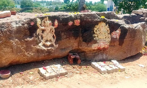 ஏத்தாப்பூர் வசிஷ்டநதியில் கிடைத்த 16 -ம் நூற்றாண்டு கால பாறை புடைப்புச் சிற்பங்கள்