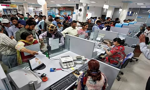 ஊழியர்கள் வேலைநிறுத்தம், தொடர் விடுமுறை- வங்கிகள் 4 நாட்கள் முடங்கும் அபாயம்