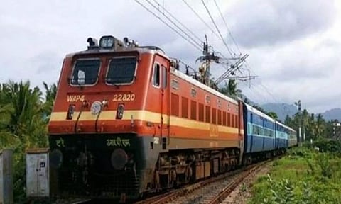 கோடை விடுமுறை: விரைவு ரெயில்களில் கூடுதல் பெட்டிகள் இணைக்க தெற்கு ரெயில்வே முடிவு