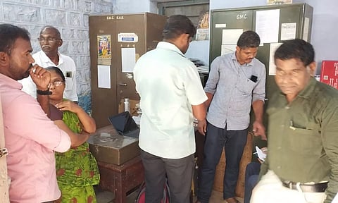 கோபிசெட்டிபாளையம் நகராட்சி அலுவலகத்தில் லஞ்ச ஒழிப்பு துறை போலீசார் சோதனை செய்த காட்சி