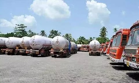 2-வது நாளாக வேலைநிறுத்த போராட்டம்: தூத்துக்குடியில் டேங்கர் லாரிகள் ஆங்காங்கே நிறுத்தி வைப்பு