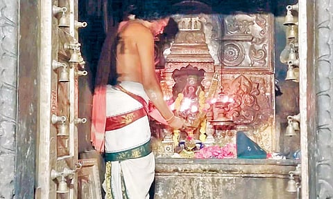 திருக்கணித பஞ்சாங்கப்படி இன்று பெயர்ச்சி- திருநள்ளாறு சனீஸ்வர பகவான் கோவிலில் குவிந்த பக்தர்கள்