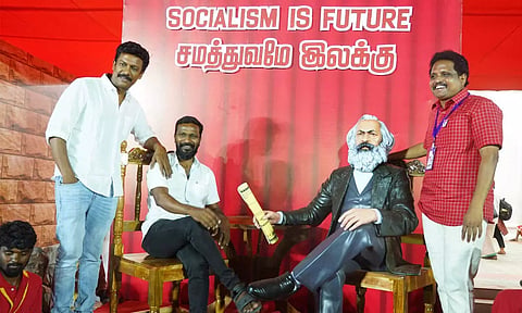 கார்ல் மார்க்ஸ் சிலையுடன் புகைப்படம் எடுத்துக்கொண்ட இயக்குநர்கள் வெற்றிமாறன், சமுத்திரக்கனி