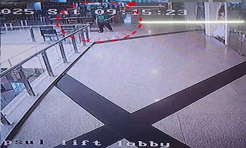படிக்கச் சொன்ன தந்தை.. Shopping Mall 4வது மாடியில் இருந்து குதித்து 12ஆம் வகுப்பு மாணவன் தற்கொலை