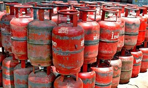 வீட்டு உபயோக கேஸ் சிலிண்டர் விலை உயர்வு இன்று முதல் அமல்