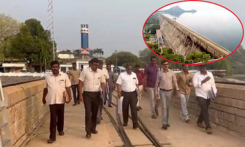 மேட்டூர் அணையில் தமிழக நீர்வள துறையின் கூடுதல் தலைமை செயலாளர் மங்கத் ராம் சர்மா ஆய்வு செய்த காட்சி.
