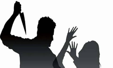 முதல் மனைவி சொத்துக்காக வெட்டி கொலை - கணவருக்கு போலீசார் வலைவீச்சு