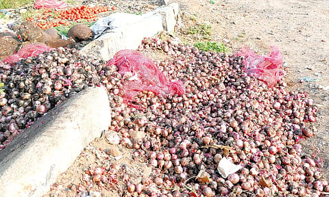 நொய்யல் ஆற்றில் கொட்டப்படும் பெரிய வெங்காயம்