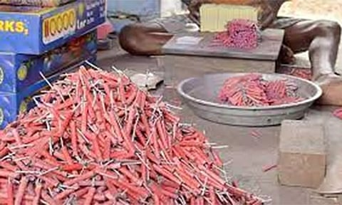 தடை செய்யப்பட்ட தொழிற்சாலையில் சட்டவிரோதமாக பட்டாசுகள் தயாரிப்பு- ஆய்வுக்கு சென்றபோது 7 பேர் தப்பி ஓட்டம்