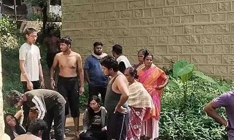 ஆற்றில் மூழ்கி இறந்தவர்களின் உடல்களை பார்த்து கதறி அழுத நண்பர்கள்