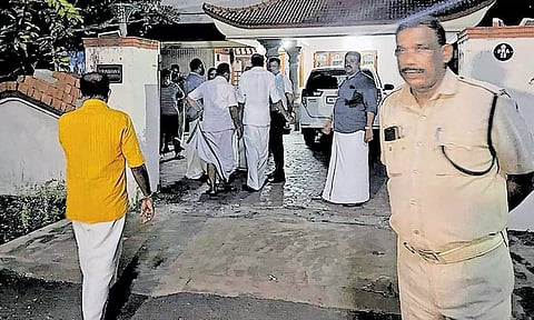 பா.ஜ.க மாநில துணைத்தலைவர் வீட்டின் முன் வெடிபொருளை வீசிச்சென்ற மர்மநபர்கள்- வெடித்து சிதறியதால் பரபரப்பு