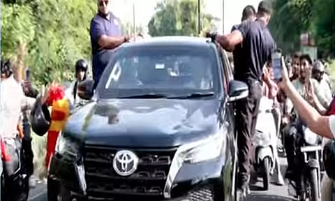 வழிநெடுகிலும் ரசிகர்கள் சூழ உற்சாக வரவேற்பு... பூத் கமிட்டி கருத்தரங்கிற்கு வருகை தந்த த.வெ.க தலைவர் விஜய்