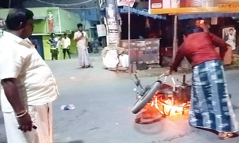 திருவெண்ணெய்நல்லூர் கடை வீதியில் தி.மு.க.வினர் மோட்டார் சைக்கிளை தீ வைத்து எரித்தபோது எடுத்த படம்.