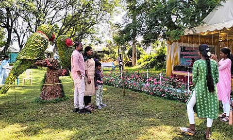 கோத்தகிரியில் காய்கறி கண்காட்சியை காண 2-வது நாளாக குவிந்த சுற்றுலாப் பயணிகள்