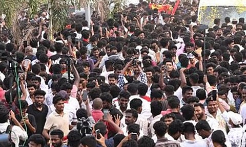 மதுரை விமான நிலையத்தில் நெரிசல்: த.வெ.க. நிர்வாகிகள் மீது வழக்கு