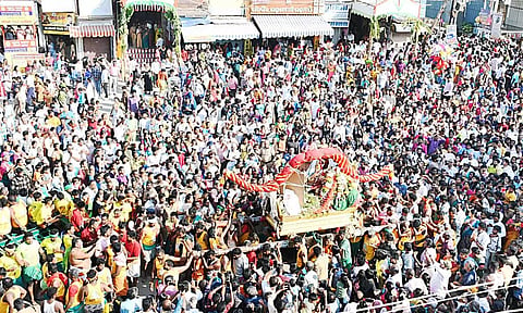 மதுரை வந்தடைந்த கள்ளழகருக்கு பக்தர்கள் எதிர்சேவை வரவேற்பு- நாளை அதிகாலை வைகை ஆற்றில் எழுந்தருளுகிறார்