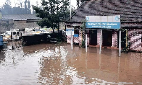 ஊட்டியில் கொட்டி தீர்த்த கனமழை: ரெயில்வே போலீஸ் நிலையத்தை சூழ்ந்த மழை வெள்ளம்