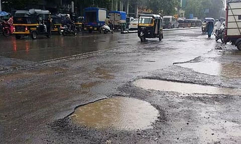 மோசமான சாலைகள்... பெங்களூரு மாநகராட்சியிடம் ரூ.50 லட்சம் இழப்பீடு கோரி நோட்டீஸ் அனுப்பிய நபர்