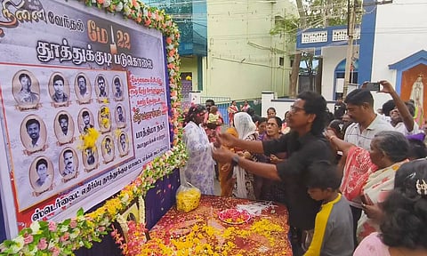 துப்பாக்கி சூட்டில் உயிரிழந்தவர்கள் படங்களுக்கு பொதுமக்கள் அஞ்சலி செலுத்திய காட்சி.
