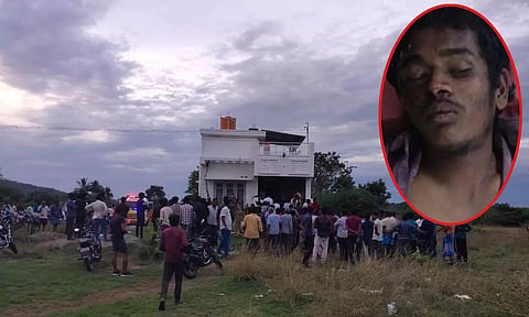 கொலை நடந்த வீட்டு முன்பு திரண்டிருந்த பொதுமக்கள் - குற்றவாளி சுப்பிரமணி 