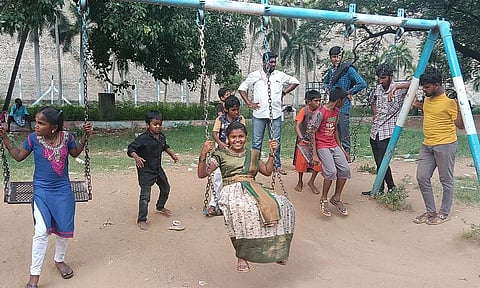 மேட்டூர் அணை பூங்காவில் அலைமோதிய சுற்றுலா பயணிகள் கூட்டம்
