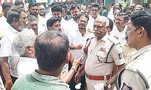 பொதுமக்களிடம் பேச்சுவார்த்தை நடத்தியபோது எடுத்த படம்.