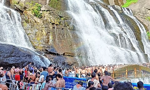 குற்றாலத்தில் அலைமோதிய சுற்றுலா பயணிகள் கூட்டம்
