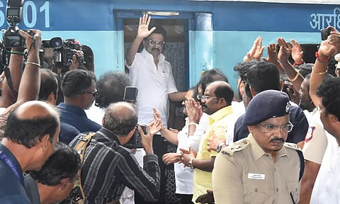 சென்னை சென்ட்ரலில் இருந்து ரெயிலில் வேலூர் புறப்பட்டார் மு.க.ஸ்டாலின்