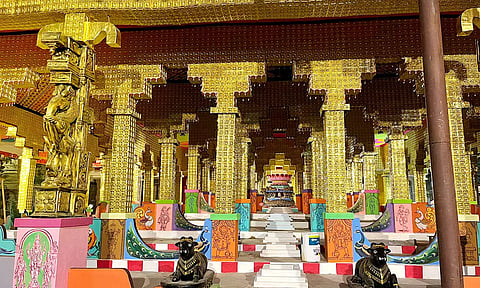 பிரம்மாண்டமாக அமைக்கப்பட்டுள்ள யாகசாலை மண்டபத்தை படத்தில் காணலாம்.