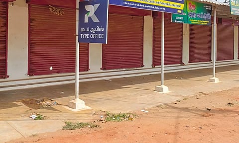 பாறைக்குழியில் குப்பைகள் கொட்டுவதை கண்டித்து திருப்பூர் பகுதியில் கடைகள் அடைப்பு