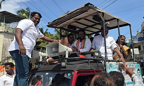கடற்கரை கிராம மக்களை சந்தித்து குறைகளை கேட்டறிந்த காங்கிரஸ் எம்.பி. விஜய் வசந்த்
