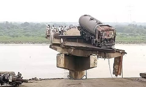 குஜராத்தில் பாலம் இடிந்து விழுந்து விபத்து - 10 பேர் உயிரிழப்பு