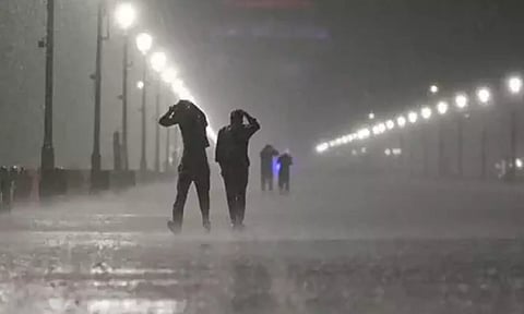 காலையில் சுடும் வெயில்.. மாலையில் கொட்டித் தீர்க்கும் கனமழை.!