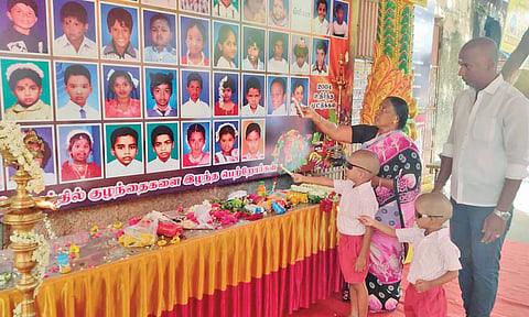 கும்பகோணம் பள்ளி தீ விபத்து: 21-ம் ஆண்டு நினைவு தினத்தில் அஞ்சலி செலுத்திய பெற்றோர்கள்