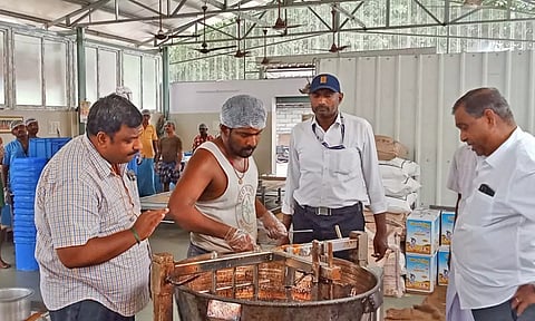 அல்வாவில் தேள் கிடந்த விவகாரம்: அல்வா கடை, குடோன்களில் உணவு பாதுகாப்புத்துறையினர் அதிரடி ஆய்வு