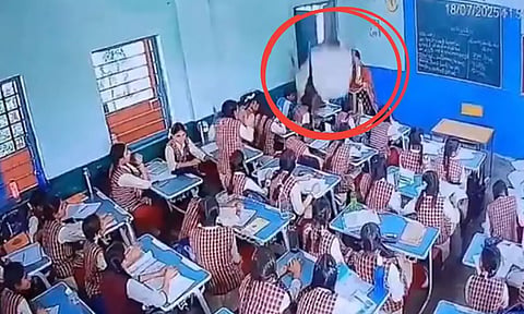 ம.பி. அரசுப் பள்ளி வகுப்பறையில் திடீரென இடிந்து விழுந்த மேற்கூரை.. அதிர்ச்சி வீடியோ