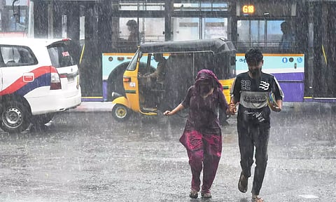 மக்களே உஷார்... கனமழைக்கு வாய்ப்புள்ள மாவட்டங்கள்- வானிலை மையம் கொடுத்த அப்டேட்