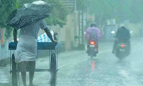 கேரளாவில் 5 நாட்களுக்கு கனமழைக்கு வாய்ப்பு- 8 மாவட்டங்களுக்கு அபாய எச்சரிக்கை